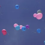 Wie lerne ich loslassen in der Beziehung – obwohl ich Angst habe, dass er sich entfernt?_fliegende Luftballons als Symbol für loslassen