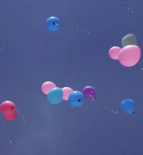 Wie lerne ich loslassen in der Beziehung – obwohl ich Angst habe, dass er sich entfernt?_fliegende Luftballons als Symbol für loslassen